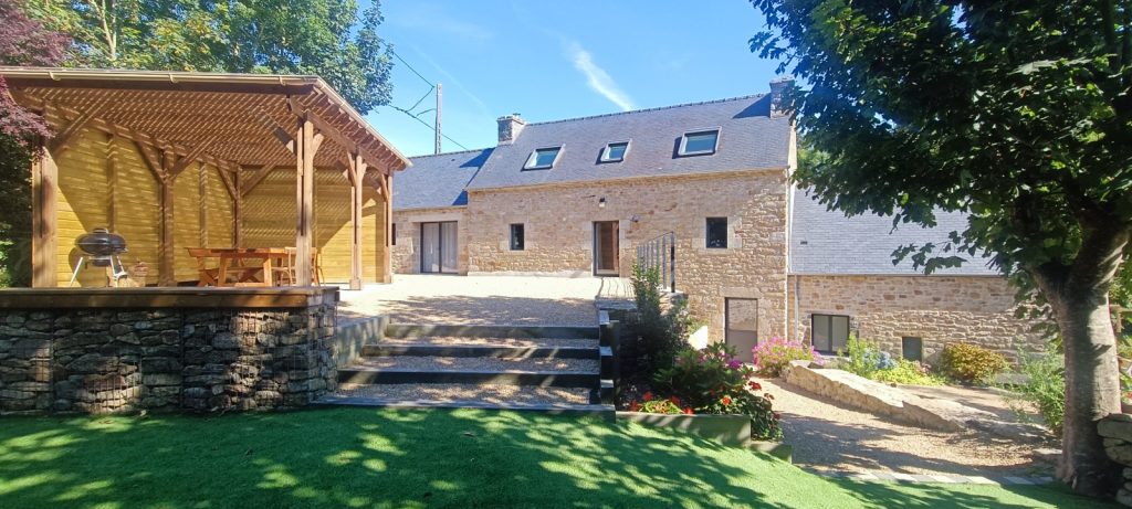 Facade du moulin de kerloroc. Vue sur pergola
