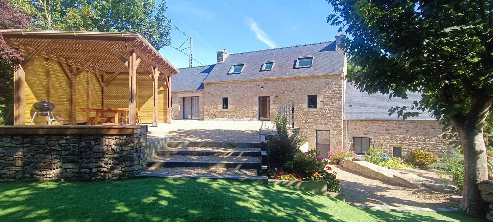 Facade du moulin de kerloroc. Vue sur pergola