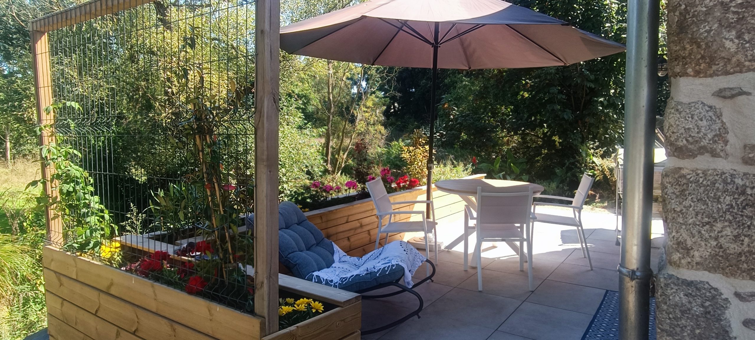 Vue magnifique sur la nature depuis la terrasse du Petit gîte du moulin De Kerloroc